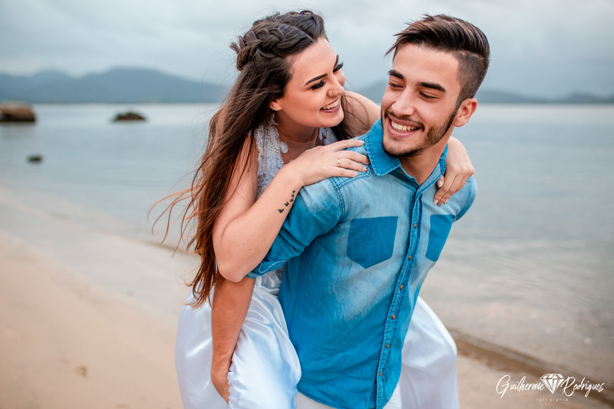 
Fotógrafo São Francisco do Sul Guilherme Rodrigues, Fotos ensaio fotográfico pré casamento em São Francisco do Sul, ideias pré wedding, pré wedding na praia, vestido de noiva Dayany Armstrong Atelier, Noiva, ensaio casal, casar na praia, Destination Wedd