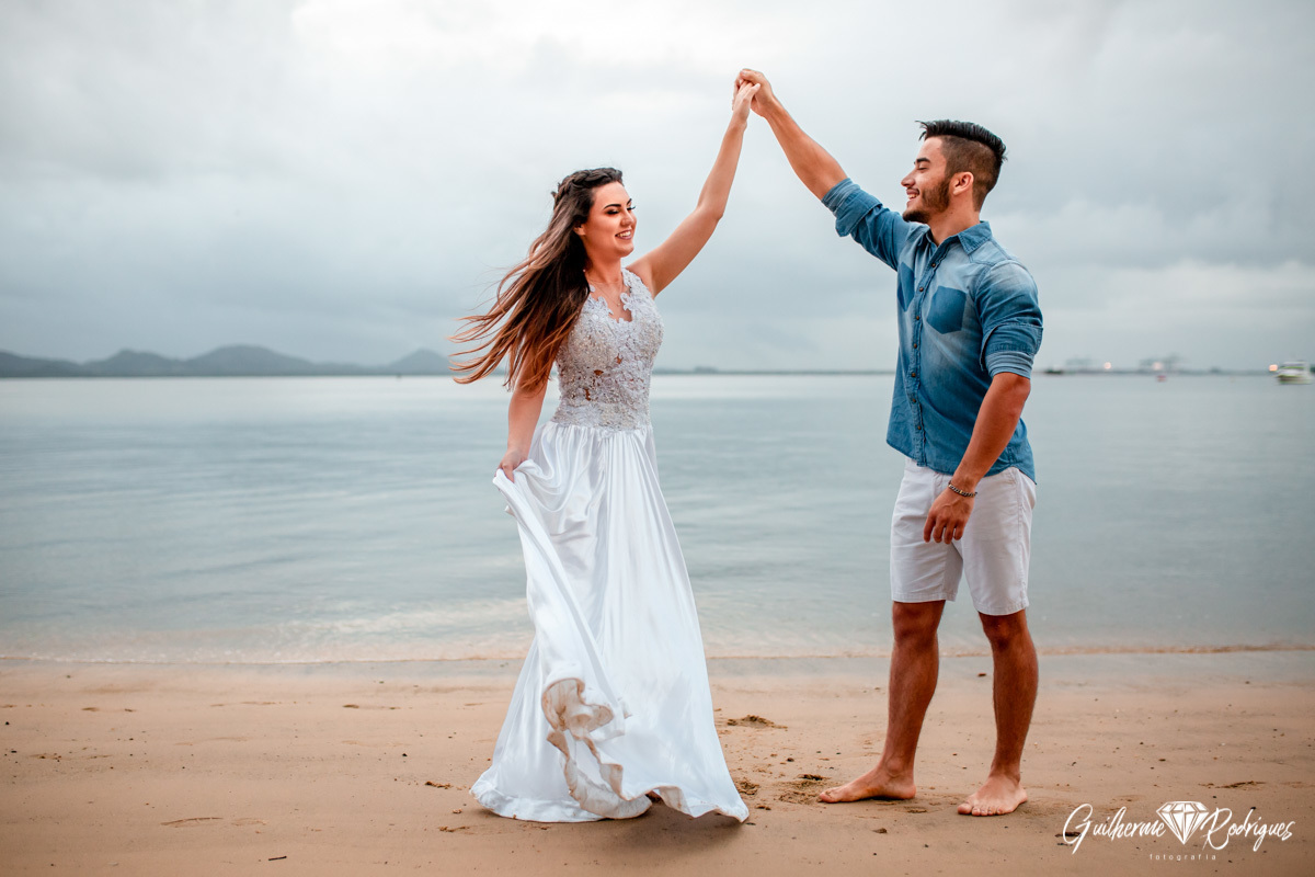 Fotógrafo São Francisco do Sul Guilherme Rodrigues, Fotos ensaio fotográfico pré casamento em São Francisco do Sul, ideias pré wedding, pré wedding na praia, vestido de noiva Dayany Armstrong Atelier, Noiva, ensaio casal, casar na praia, Destination Weddi