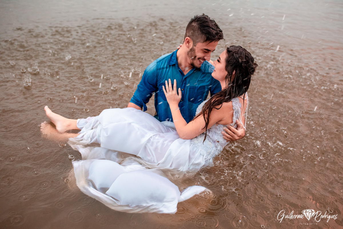 
Fotógrafo São Francisco do Sul Guilherme Rodrigues, Fotos ensaio fotográfico pré casamento em São Francisco do Sul, ideias pré wedding, pré wedding na praia, vestido de noiva Dayany Armstrong Atelier, Noiva, ensaio casal, casar na praia, Destination Wedd