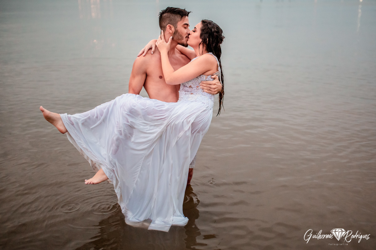 
Fotógrafo São Francisco do Sul Guilherme Rodrigues, Fotos ensaio fotográfico pré casamento em São Francisco do Sul, ideias pré wedding, pré wedding na praia, vestido de noiva Dayany Armstrong Atelier, Noiva, ensaio casal, casar na praia, Destination Wedd