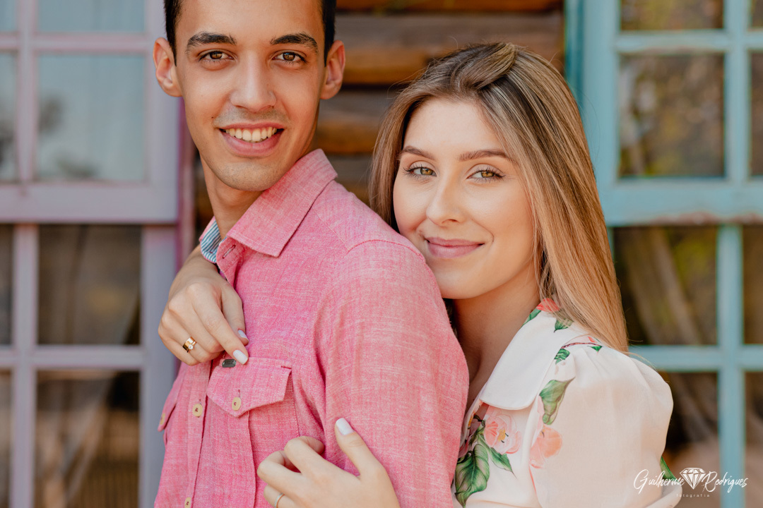 Vale dos Ventos Rio dos Cedros, Pousada Rio dos Cedros, Pré Wedding Vale dos Ventos, Fotos pré casamento no campo, ideias fotos pré wedding no campo, Fotos ensaio casal na serra, fotos ensaio casal no campo, Fotógrafo Guilherme Rodrigues, 