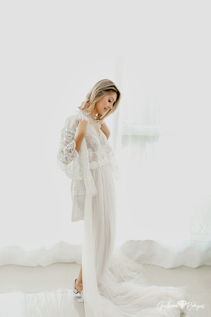 Vestido de noiva Itajaí Cris Garcia, Cris Garcia Bridal Designer, Dia da Noiva Studio Brina Naisser Itajaí, Making of da noiva, Fotógrafo de Casamento Guilherme Rodrigues, Fotógrafo Santa Catarina