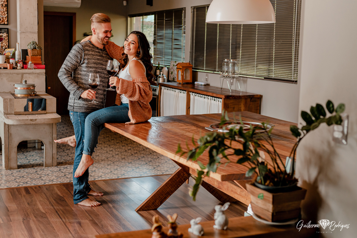 Fotos ensaio casal, Ensaio casal cabana, Pré Wedding Rio dos Cedros, Guilherme Rodrigues Fotógrafo, Ideias pré casamento, Fotos casal em casa, Ensaio casal Intimista, Fotografia de casamento, fotógrafo de casamento, Pré casamento no campo, ensaio casal 