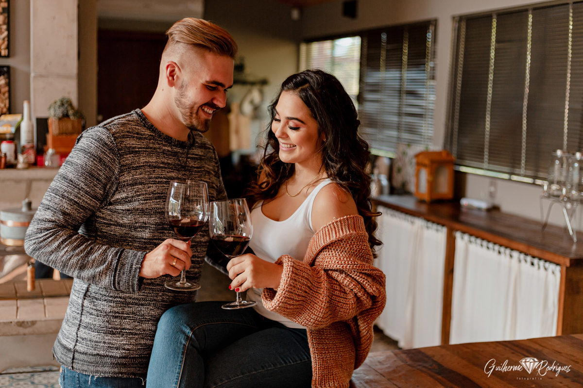 Fotos ensaio casal, Ensaio casal cabana, Pré Wedding Rio dos Cedros, Guilherme Rodrigues Fotógrafo, Ideias pré casamento, Fotos casal em casa, Ensaio casal Intimista, Fotografia de casamento, fotógrafo de casamento, Pré casamento no campo, ensaio casal 