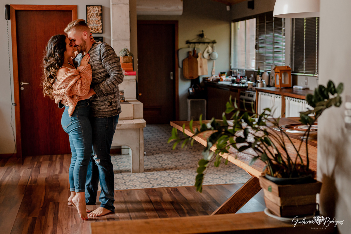 Fotos ensaio casal, Ensaio casal cabana, Pré Wedding Rio dos Cedros, Guilherme Rodrigues Fotógrafo, Ideias pré casamento, Fotos casal em casa, Ensaio casal Intimista, Fotografia de casamento, fotógrafo de casamento, Pré casamento no campo, ensaio casal 