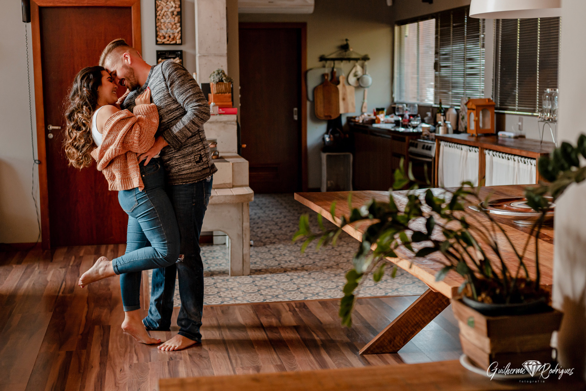 Fotos ensaio casal, Ensaio casal cabana, Pré Wedding Rio dos Cedros, Guilherme Rodrigues Fotógrafo, Ideias pré casamento, Fotos casal em casa, Ensaio casal Intimista, Fotografia de casamento, fotógrafo de casamento, Pré casamento no campo, ensaio casal 