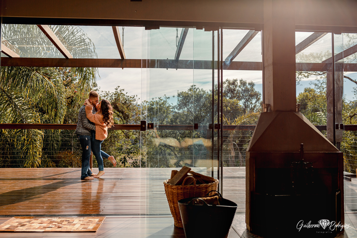 Fotos ensaio casal, Ensaio casal cabana, Pré Wedding Rio dos Cedros, Guilherme Rodrigues Fotógrafo, Ideias pré casamento, Fotos casal em casa, Ensaio casal Intimista, Fotografia de casamento, fotógrafo de casamento, Pré casamento no campo, ensaio casal 