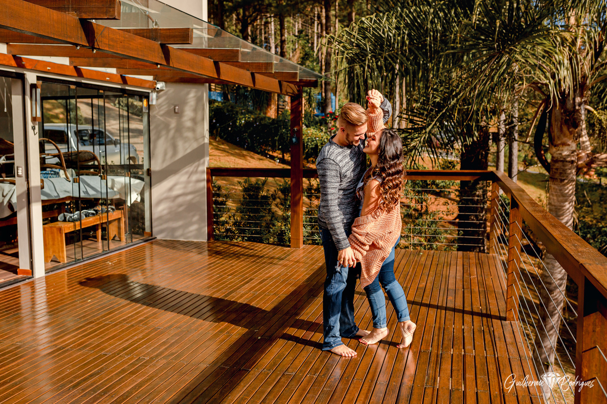 Fotos ensaio casal, Ensaio casal cabana, Pré Wedding Rio dos Cedros, Guilherme Rodrigues Fotógrafo, Ideias pré casamento, Fotos casal em casa, Ensaio casal Intimista, Fotografia de casamento, fotógrafo de casamento, Pré casamento no campo, ensaio casal 