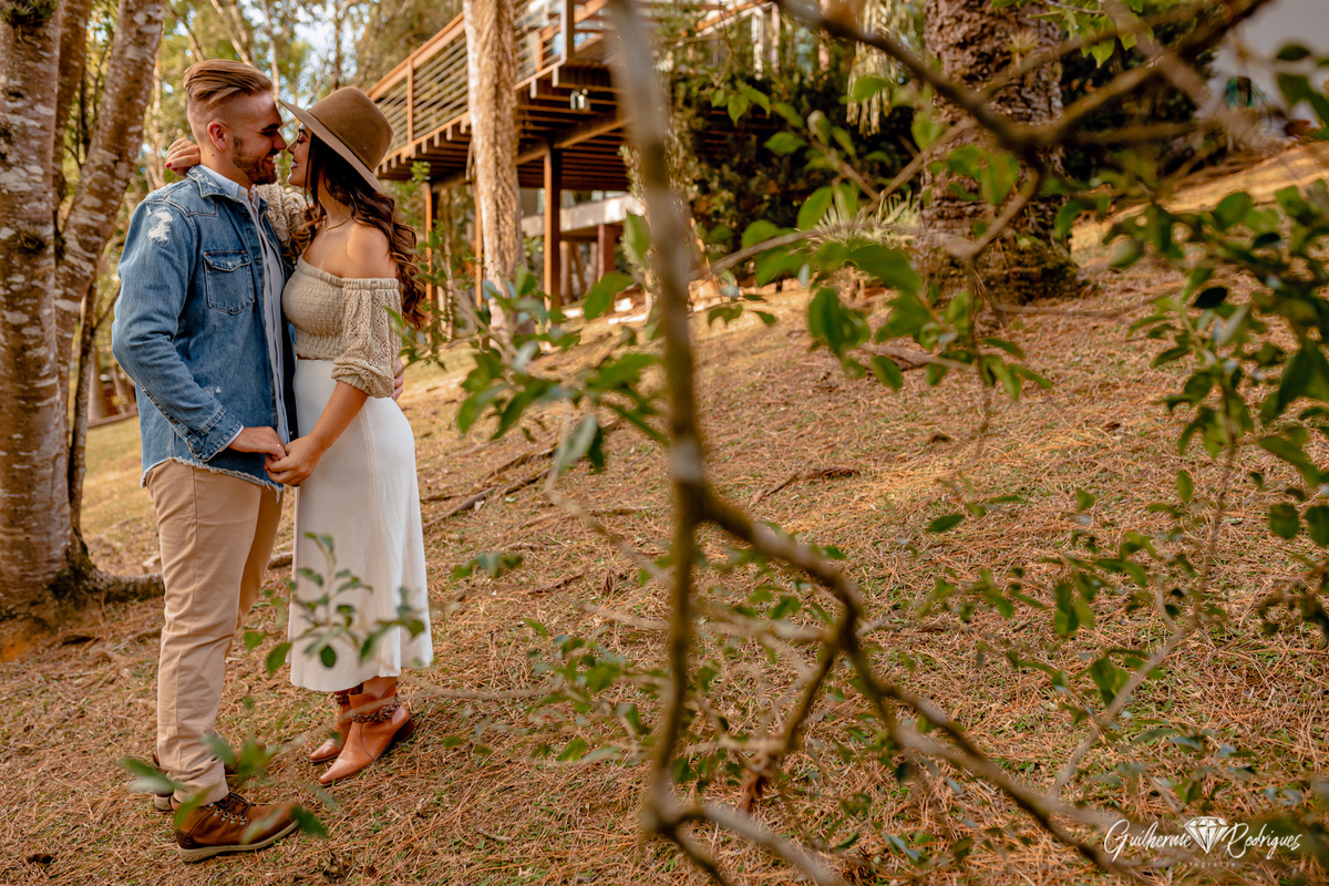 Fotos ensaio casal, Ensaio casal cabana, Pré Wedding Rio dos Cedros, Guilherme Rodrigues Fotógrafo, Ideias pré casamento, Fotos casal em casa, Ensaio casal Intimista, Fotografia de casamento, fotógrafo de casamento, Pré casamento no campo, ensaio casal 