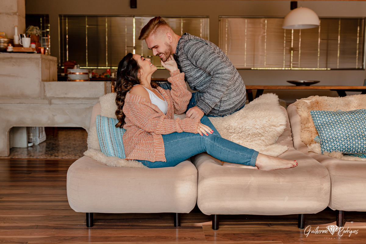 Fotos ensaio casal, Ensaio casal cabana, Pré Wedding Rio dos Cedros, Guilherme Rodrigues Fotógrafo, Ideias pré casamento, Fotos casal em casa, Ensaio casal Intimista, Fotografia de casamento, fotógrafo de casamento, Pré casamento no campo, ensaio casal 