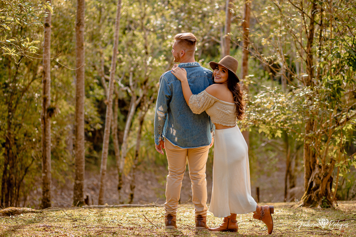 Fotos ensaio casal, Ensaio casal cabana, Pré Wedding Rio dos Cedros, Guilherme Rodrigues Fotógrafo, Ideias pré casamento, Fotos casal em casa, Ensaio casal Intimista, Fotografia de casamento, fotógrafo de casamento, Pré casamento no campo, ensaio casal 