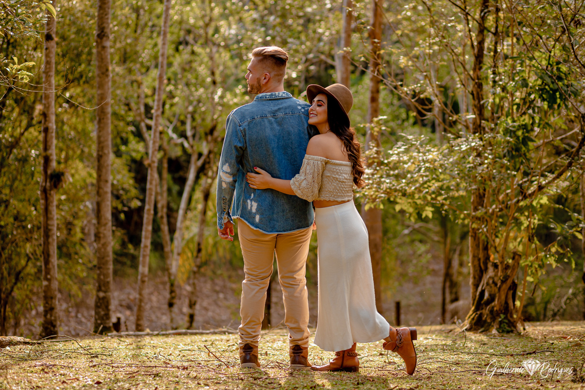 Fotos ensaio casal, Ensaio casal cabana, Pré Wedding Rio dos Cedros, Guilherme Rodrigues Fotógrafo, Ideias pré casamento, Fotos casal em casa, Ensaio casal Intimista, Fotografia de casamento, fotógrafo de casamento, Pré casamento no campo, ensaio casal 