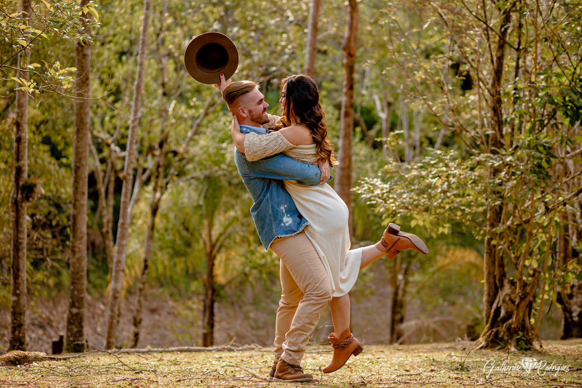 Fotos ensaio casal, Ensaio casal cabana, Pré Wedding Rio dos Cedros, Guilherme Rodrigues Fotógrafo, Ideias pré casamento, Fotos casal em casa, Ensaio casal Intimista, Fotografia de casamento, fotógrafo de casamento, Pré casamento no campo, ensaio casal 