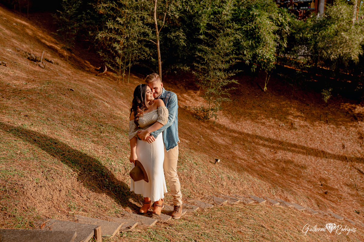 Fotos ensaio casal, Ensaio casal cabana, Pré Wedding Rio dos Cedros, Guilherme Rodrigues Fotógrafo, Ideias pré casamento, Fotos casal em casa, Ensaio casal Intimista, Fotografia de casamento, fotógrafo de casamento, Pré casamento no campo, ensaio casal 