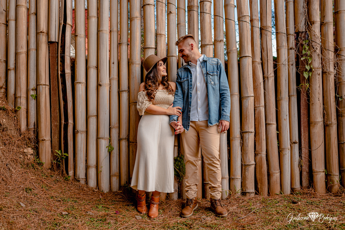 Fotos ensaio casal, Ensaio casal cabana, Pré Wedding Rio dos Cedros, Guilherme Rodrigues Fotógrafo, Ideias pré casamento, Fotos casal em casa, Ensaio casal Intimista, Fotografia de casamento, fotógrafo de casamento, Pré casamento no campo, ensaio casal 