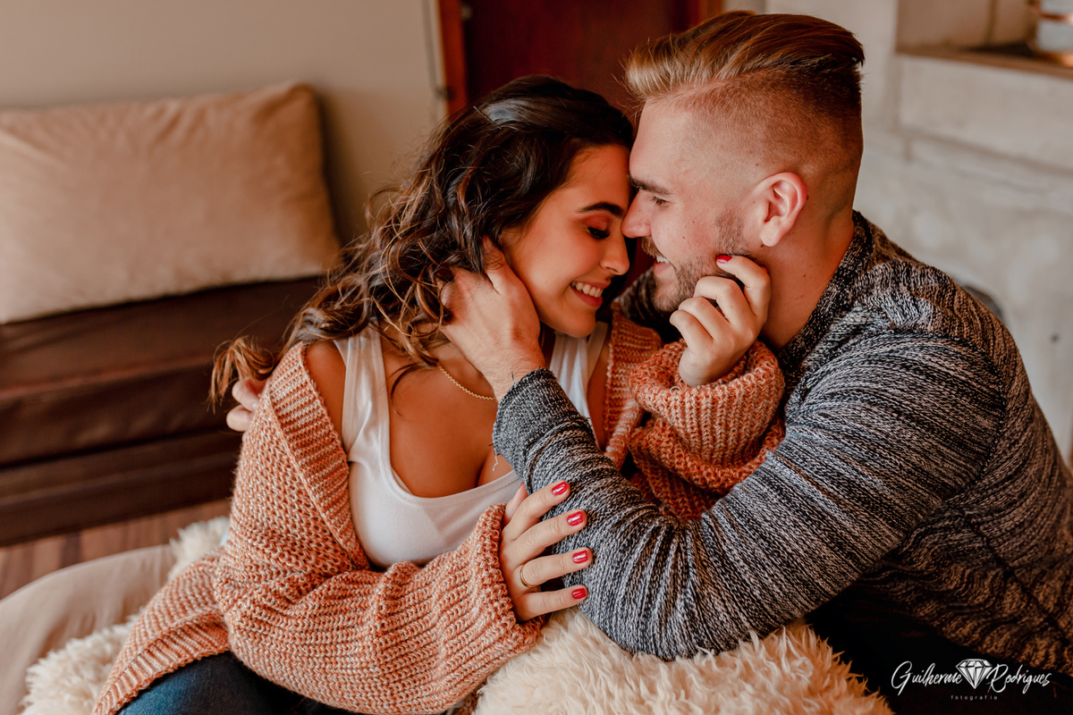 Fotos ensaio casal, Ensaio casal cabana, Pré Wedding Rio dos Cedros, Guilherme Rodrigues Fotógrafo, Ideias pré casamento, Fotos casal em casa, Ensaio casal Intimista, Fotografia de casamento, fotógrafo de casamento, Pré casamento no campo, ensaio casal 