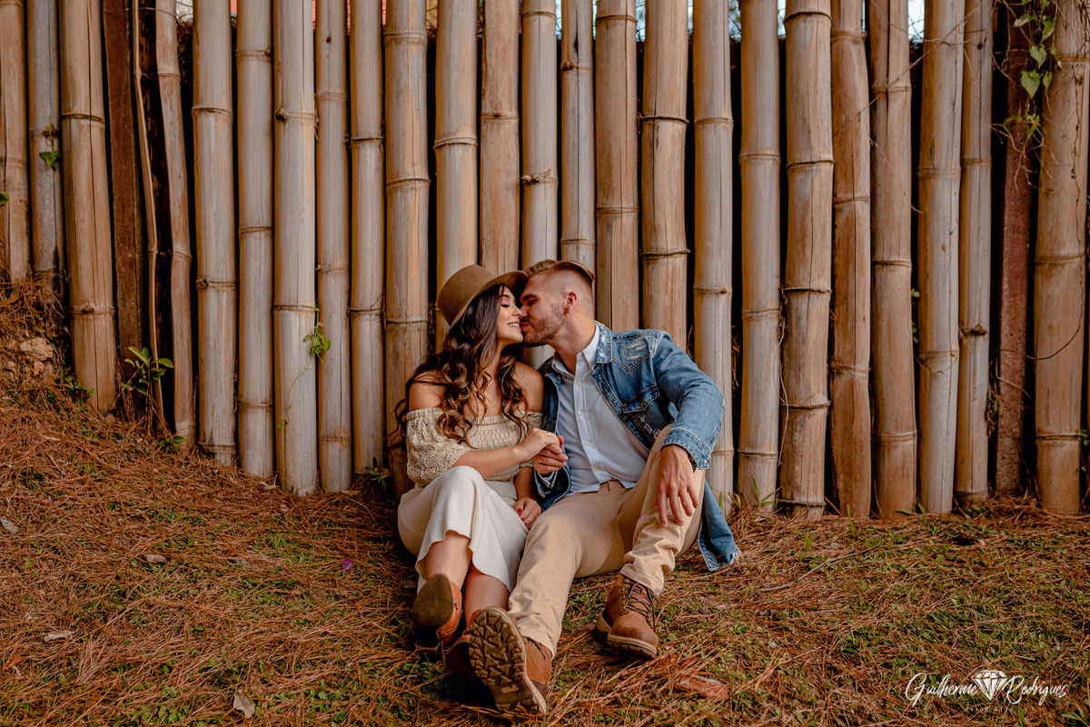 Fotos ensaio casal, Ensaio casal cabana, Pré Wedding Rio dos Cedros, Guilherme Rodrigues Fotógrafo, Ideias pré casamento, Fotos casal em casa, Ensaio casal Intimista, Fotografia de casamento, fotógrafo de casamento, Pré casamento no campo, ensaio casal 