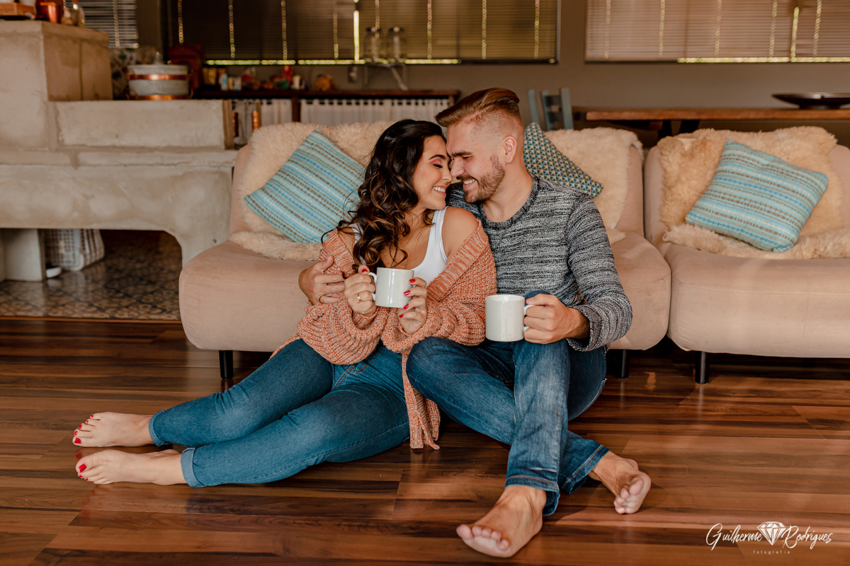 Fotos ensaio casal, Ensaio casal cabana, Pré Wedding Rio dos Cedros, Guilherme Rodrigues Fotógrafo, Ideias pré casamento, Fotos casal em casa, Ensaio casal Intimista, Fotografia de casamento, fotógrafo de casamento, Pré casamento no campo, ensaio casal 