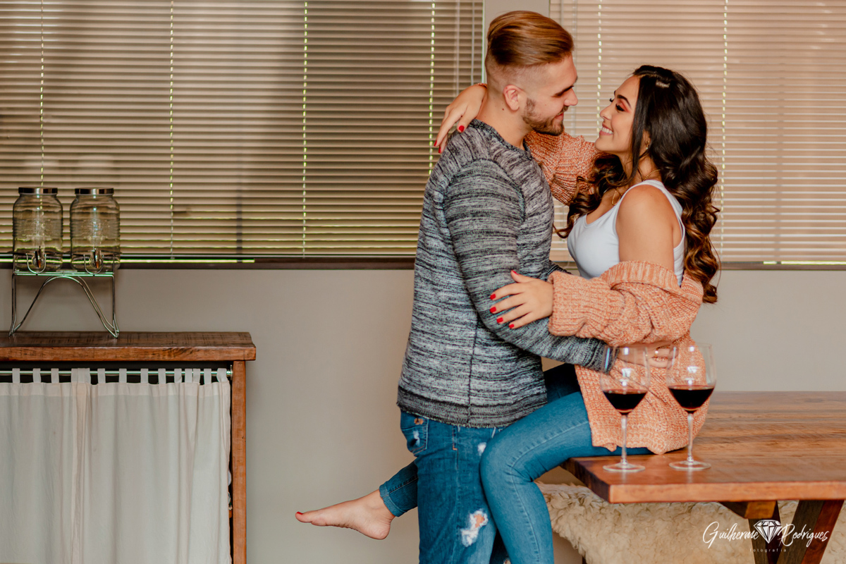 Fotos ensaio casal, Ensaio casal cabana, Pré Wedding Rio dos Cedros, Guilherme Rodrigues Fotógrafo, Ideias pré casamento, Fotos casal em casa, Ensaio casal Intimista, Fotografia de casamento, fotógrafo de casamento, Pré casamento no campo, ensaio casal 