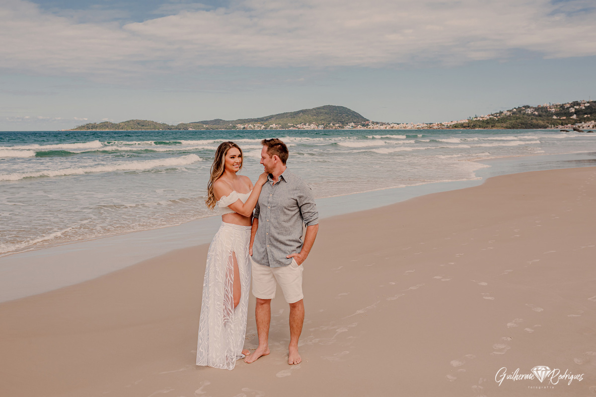 Fotógrafo Bombinhas, foto Ensaio casal na praia de Bombinhas, Pré Wedding na praia, Fotos pré casamento na praia, Guilherme Rodrigues fotógrafo, fotografia de casal, Foto espontânea de casal, Fotógrafo de casamento, Bombinhas SC, Noiva na praia, Casar