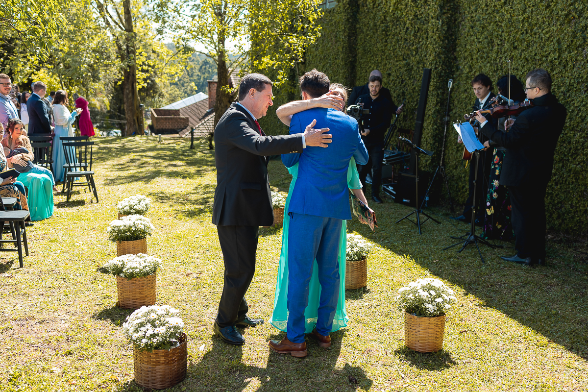 Noivo beijando seus pais