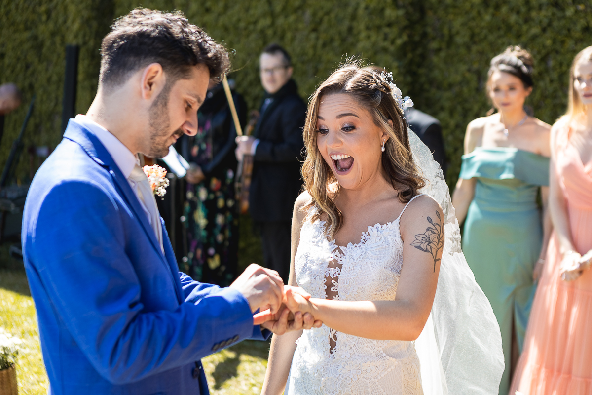 Ele colocou a aliança no dedo da noiva