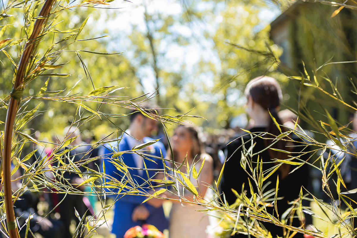 Emoção de casar ao ar livre
