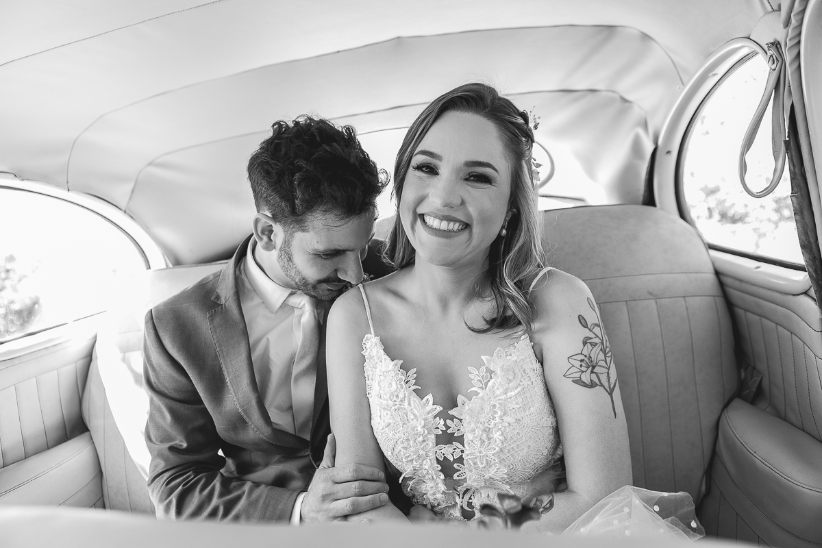 Os noivos no carro
