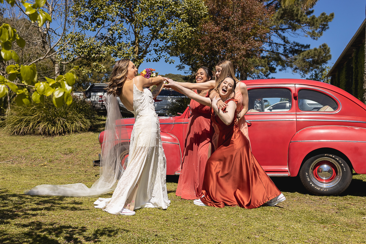 Madrinhas roubando o buque da noiva