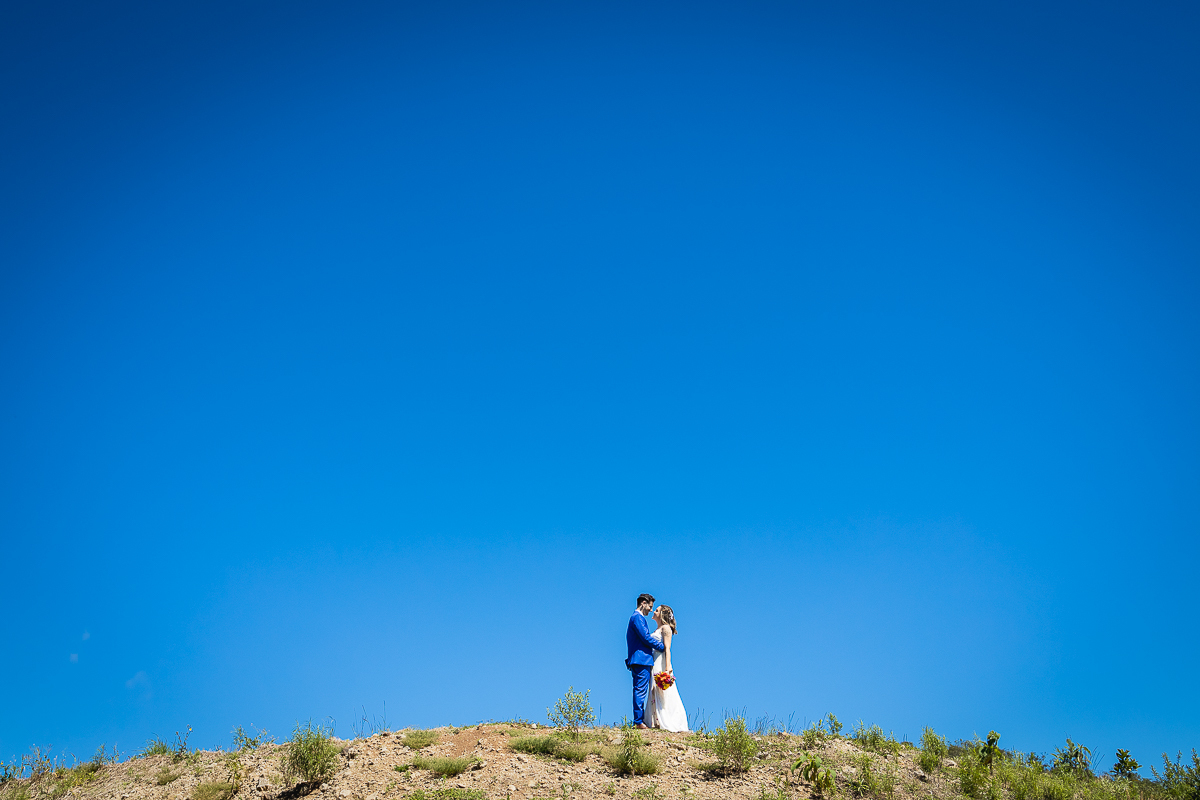 Fotos céu azul com noivos