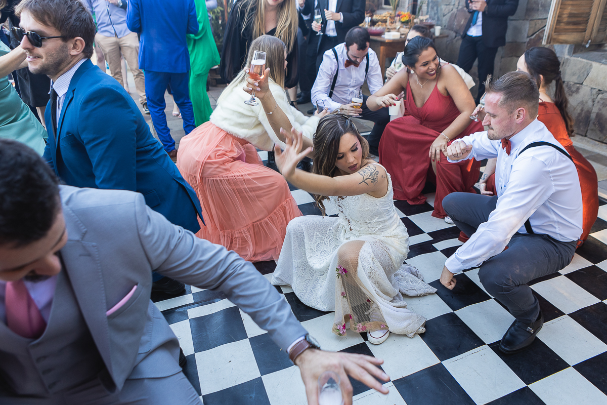 Noiva vai até o chão