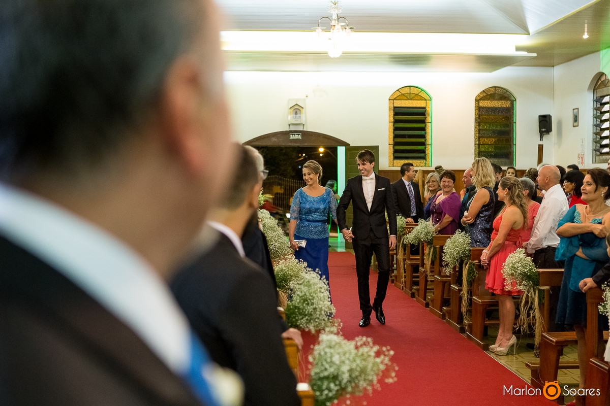 noivo entrando na igreja