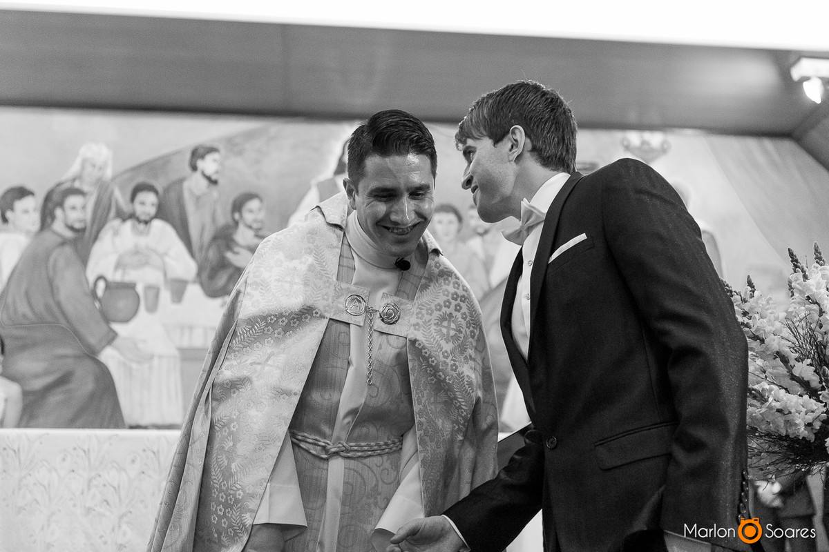 Padre e noivo super amigos