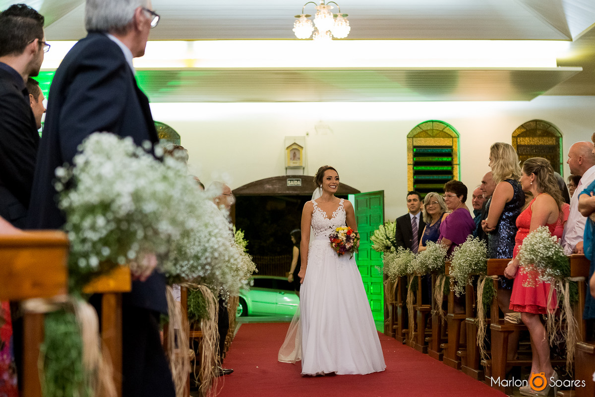 Noiva entrando na igreja