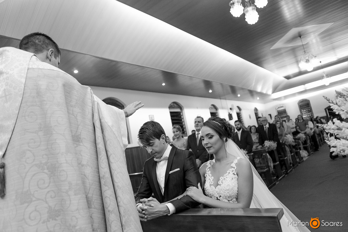 Noivos recebendo benção