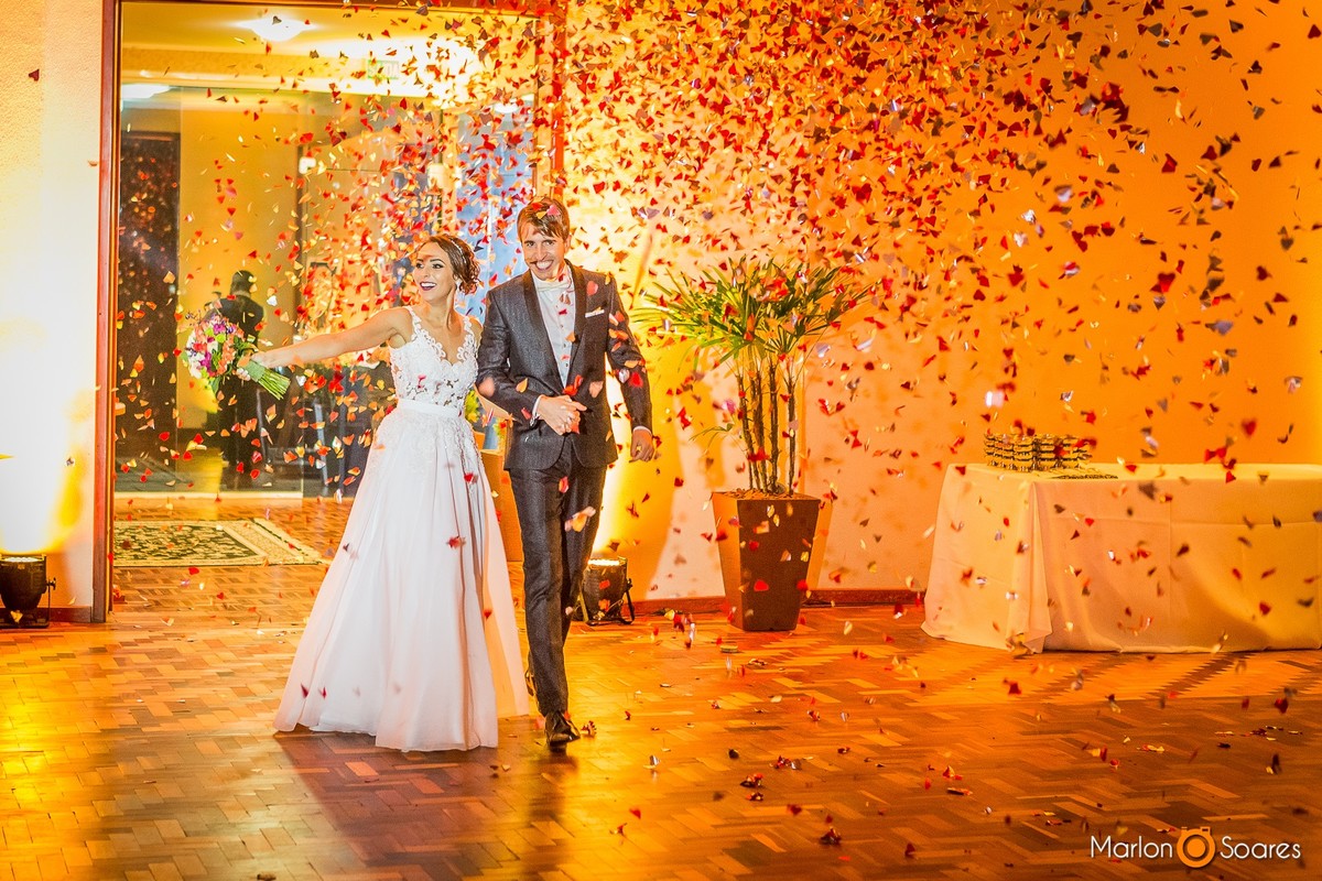 Noivos entrando na festa