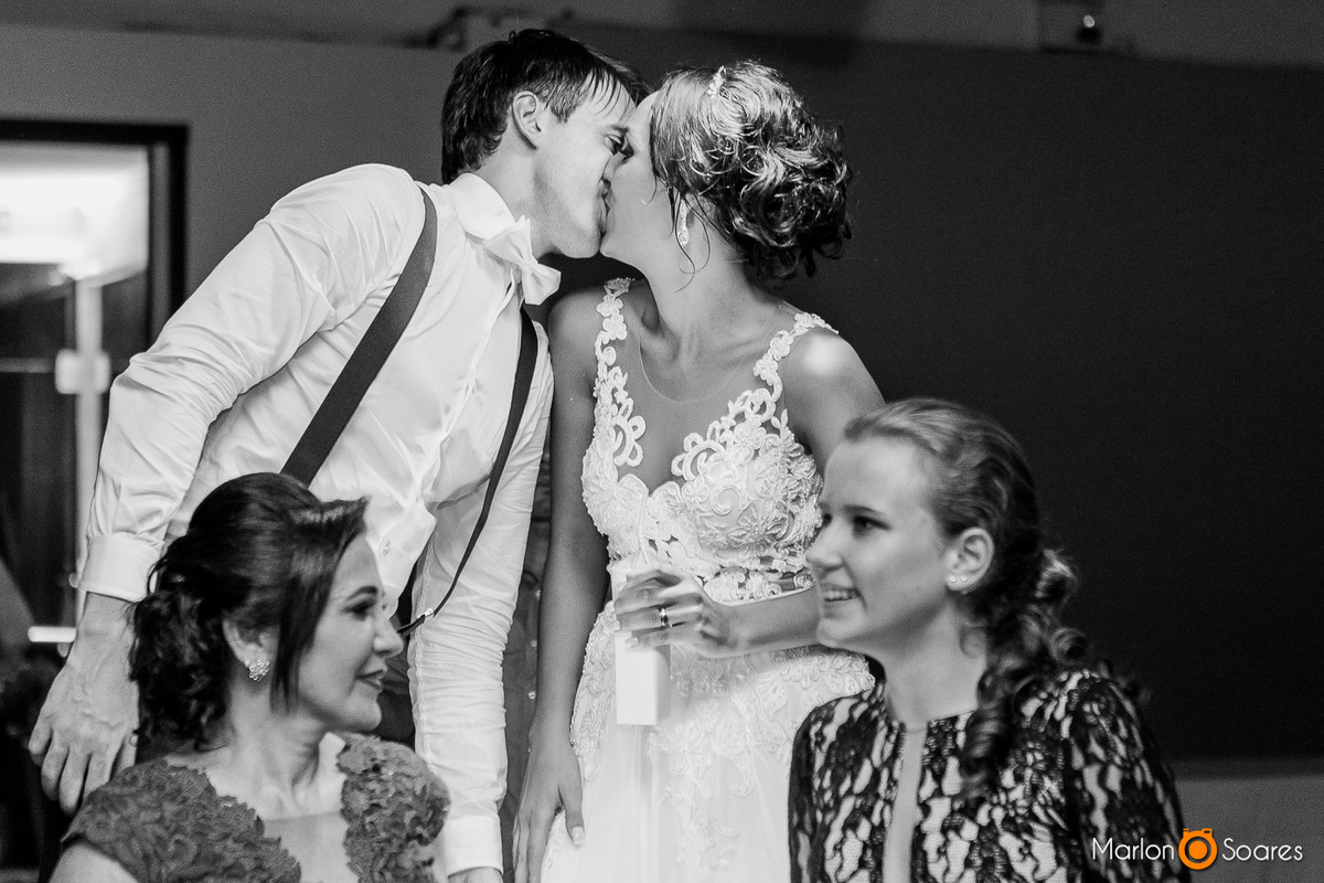O beujo dos noivos na recepção