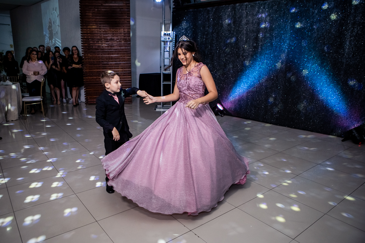 Dança da debutante com seu irmão