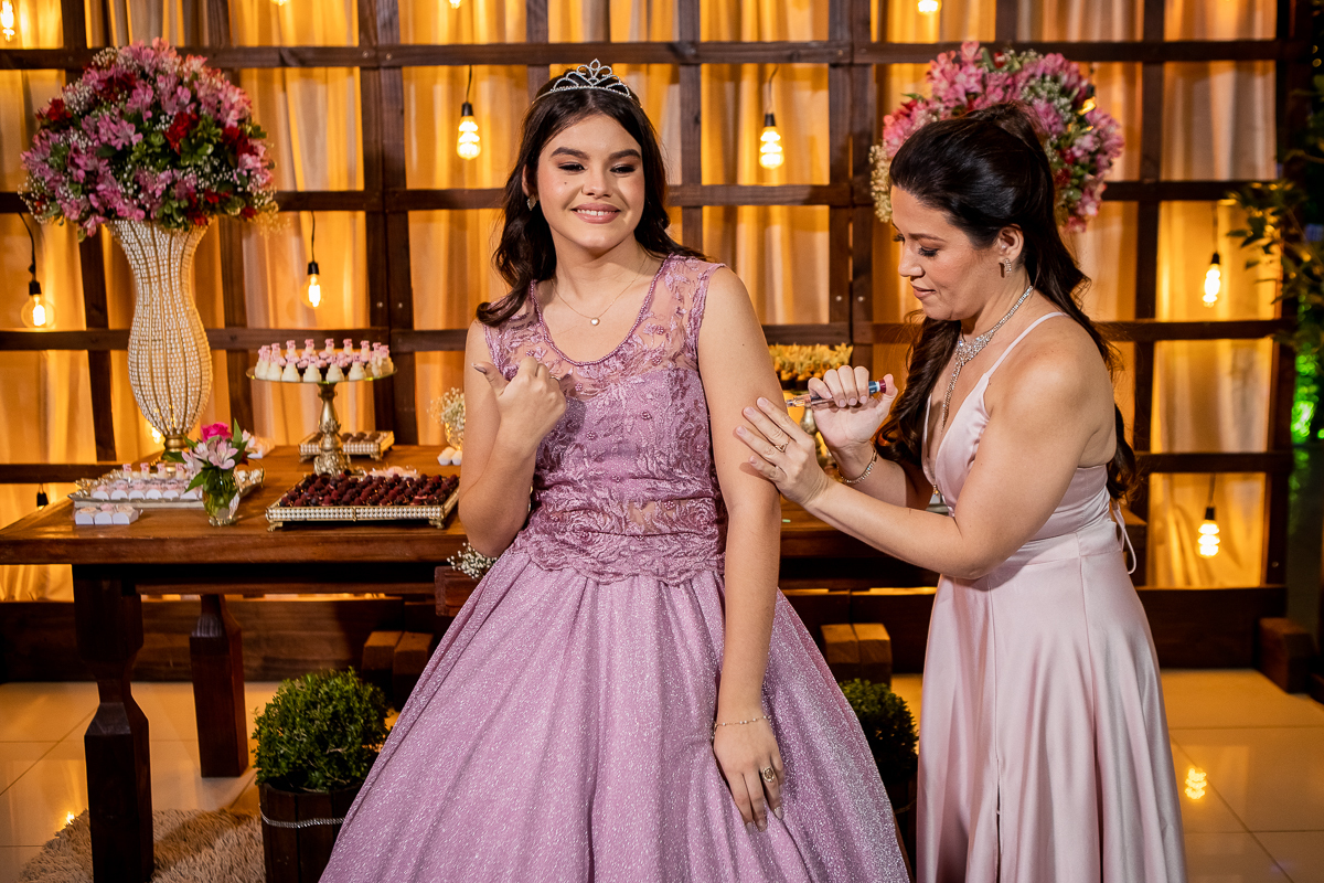 Ensulina no braço da debutante