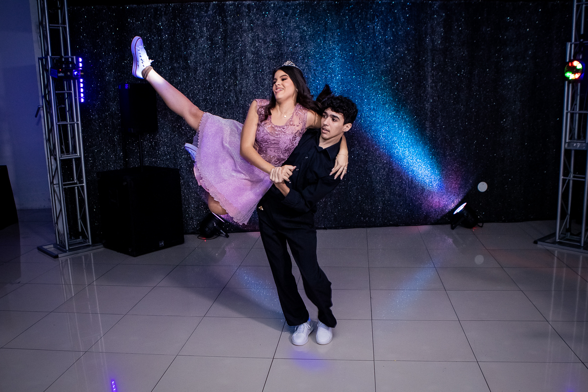 Bem-vindos à minha festa de 15 anos! Que esta noite seja mágica e inesquecível para todos nós!