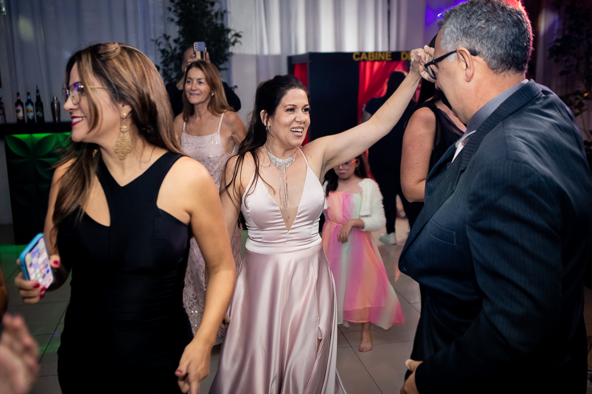 Estou emocionada por comemorar este momento tão importante em minha vida. Que este dia fique marcado na memória de todos os presentes!