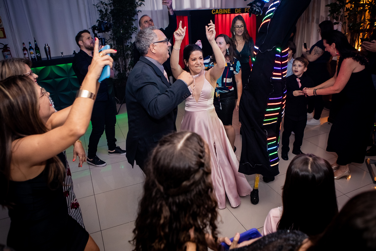 Feliz aniversário para mim! Hoje, celebro os meus 15 anos com muita alegria e gratidão por todos que estão ao meu lado.