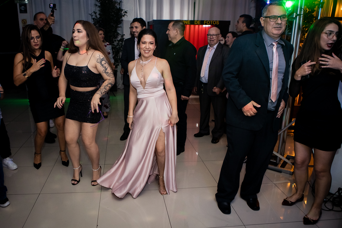Obrigada a todos que vieram celebrar comigo esta noite especial. Que possamos dançar, sorrir e criar memórias incríveis juntos!