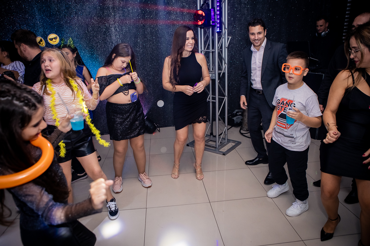 A pista de dança está aberta! Vamos celebrar meus 15 anos com muita música, diversão e animação!