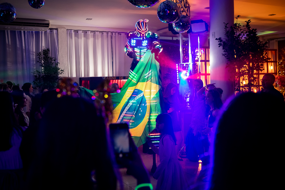 É hora de soltar o som e deixar a festa rolar! Espero que todos se divirtam muito nesta balada de debutante!