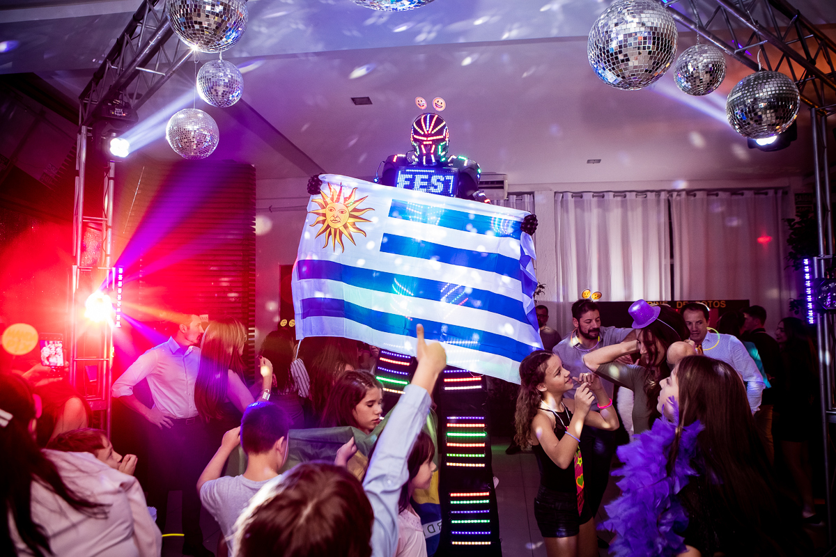 A festa está só começando e a balada promete! Quem está animado para dançar até o amanhecer?