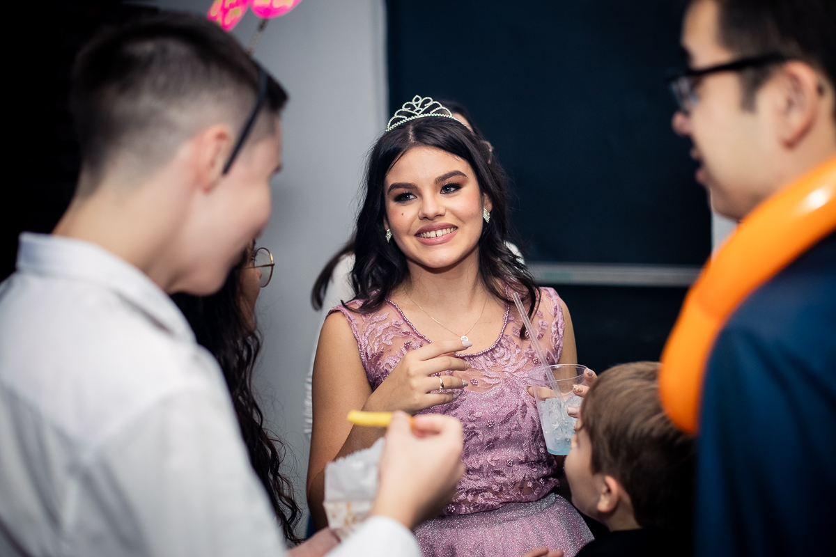 Que alegria é poder celebrar meus 15 anos com todos vocês nesta pista de dança. Vamos aproveitar cada momento!