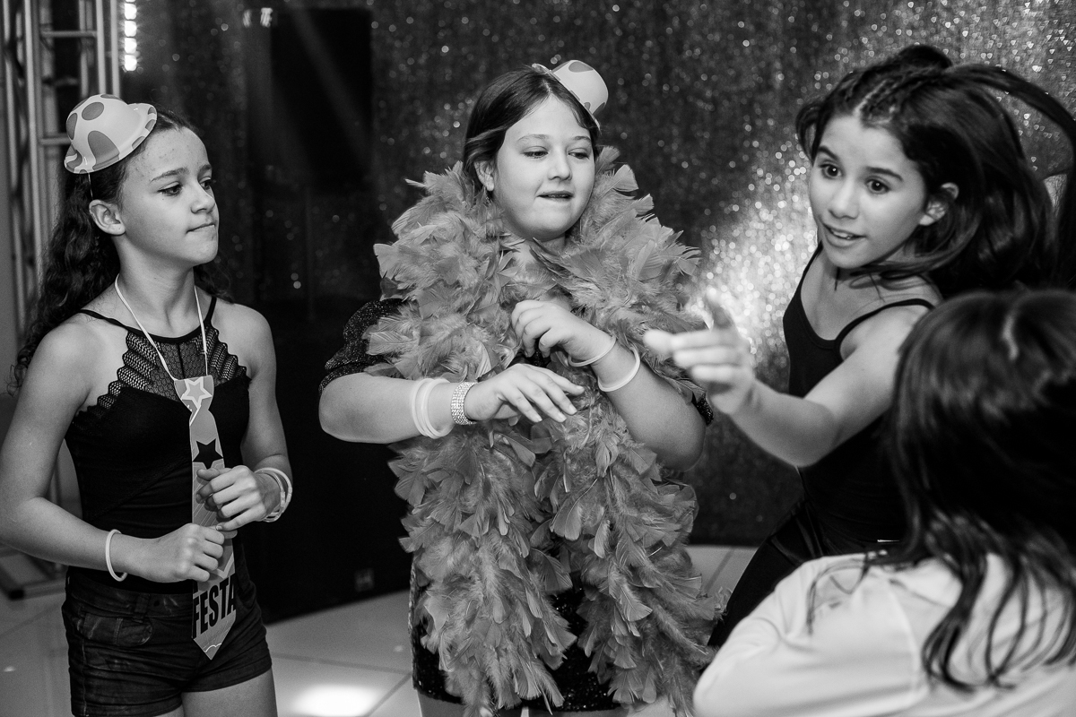 Aqui não tem espaço para ficar parado! Vamos dançar, pular e nos divertir muito nesta balada de debutante!