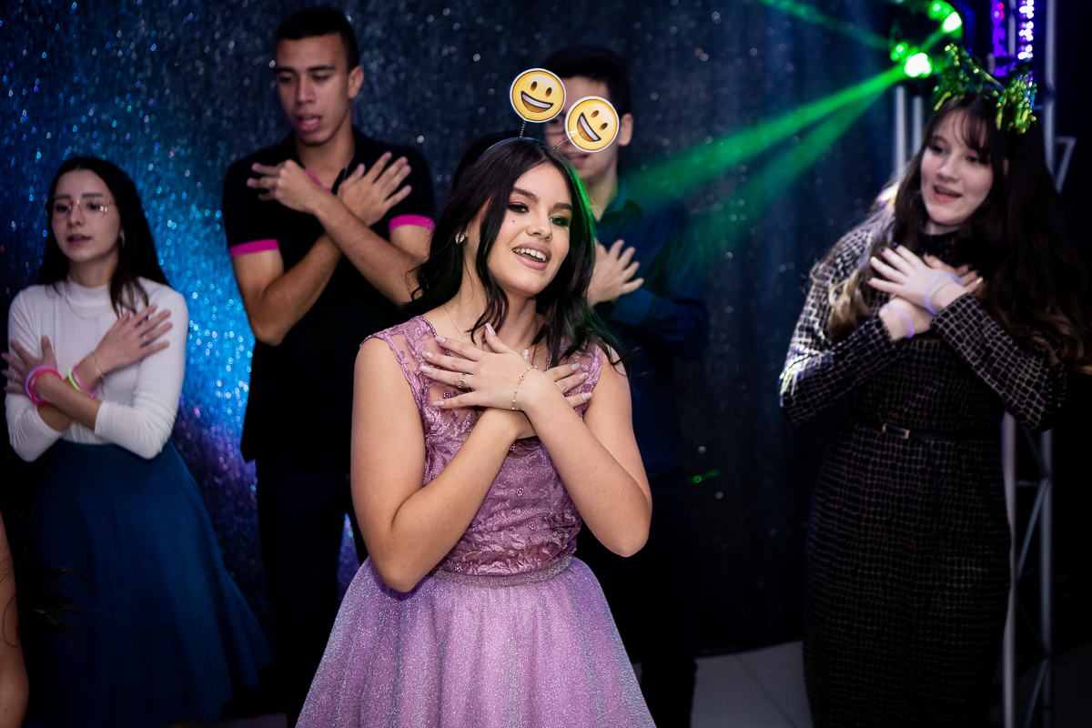 A pista de dança é o nosso lugar de celebração nesta noite mágica de 15 anos. Vamos aproveitar cada momento juntos!