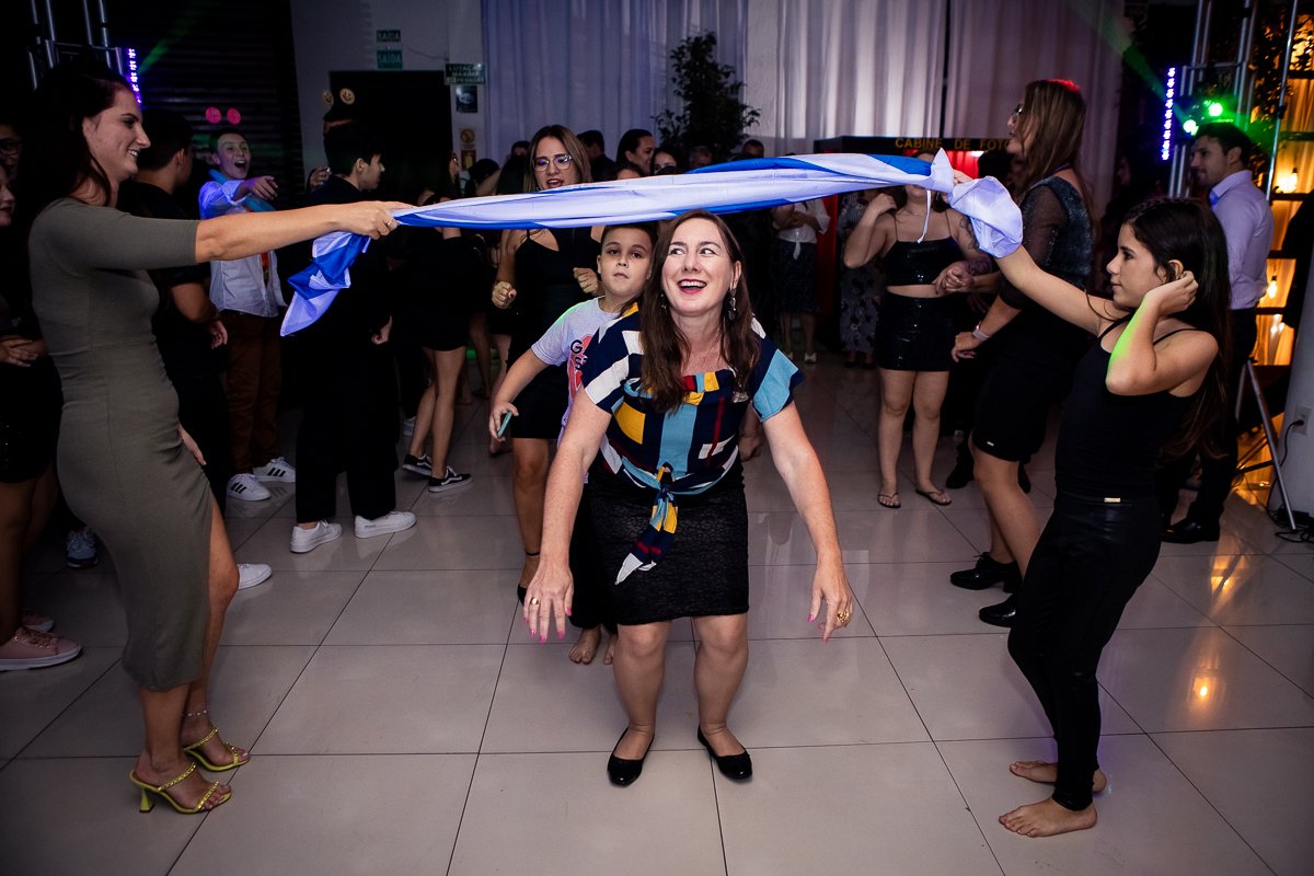 Esta é a noite em que eu posso ser quem eu quiser e dançar como eu quiser. Vamos aproveitar cada música e criar memórias inesquecíveis nesta balada de 15 anos!